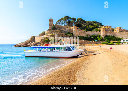Touristische Schiff Verankerung am Sandstrand in Tossa de Mar, Costa Brava, Spanien Stockfoto