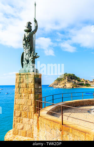 TOSSA DE MAR, SPANIEN - Jul 6, 2019: Monument für Minerva auf der Uferpromenade in Tossa de Mar diese Skulptur wurde entworfen von Frederic Stuten ich Deulovol Stockfoto