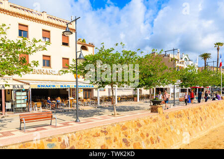 TOSSA DE MAR, SPANIEN - Jul 6, 2019: Menschen zu Fuß auf der Uferpromenade in der schönen Stadt Tossa de Mar ist ein Badeort an der Costa Brava, Spa Stockfoto