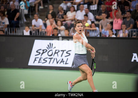 CLUJ, Rumänien - 15. JUNI 2019: Tennis Player legende Simona Halep spielen gegen Daniela Hantuchova während des Sports Festival Stockfoto