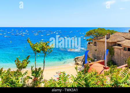 Super Strand von Calella de Palafrugell, malerischen Fischerdorf mit weißen Häusern und Sandstrand mit klarem, blauem Wasser, Costa Brava, Katalonien, Spanien Stockfoto