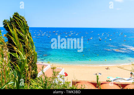 Super Strand von Calella de Palafrugell, malerischen Fischerdorf mit weißen Häusern und Sandstrand mit klarem, blauem Wasser, Costa Brava, Katalonien, Spanien Stockfoto