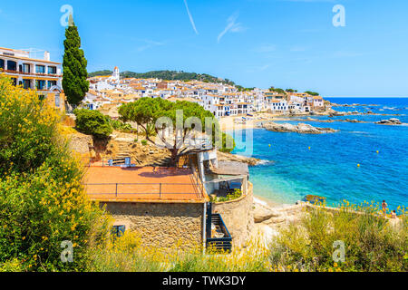 Super Strand von Calella de Palafrugell, malerischen Fischerdorf mit weißen Häusern und Sandstrand mit klarem, blauem Wasser, Costa Brava, Katalonien, Spanien Stockfoto