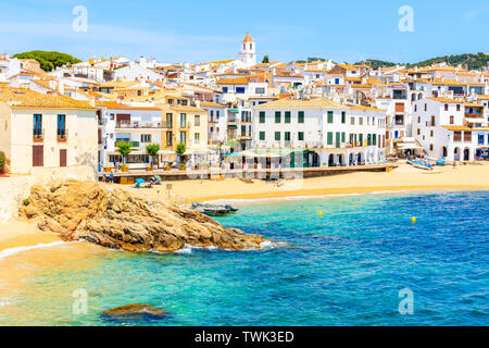 Super Strand von Calella de Palafrugell, malerischen Fischerdorf mit weißen Häusern und Sandstrand mit klarem, blauem Wasser, Costa Brava, Katalonien, Spanien Stockfoto