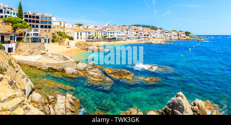 Panorama der fantastische Strand von Calella de Palafrugell, malerischen Fischerdorf mit weißen Häusern und Sandstrand mit klarem, blauem Wasser, Costa Brava, Cata Stockfoto