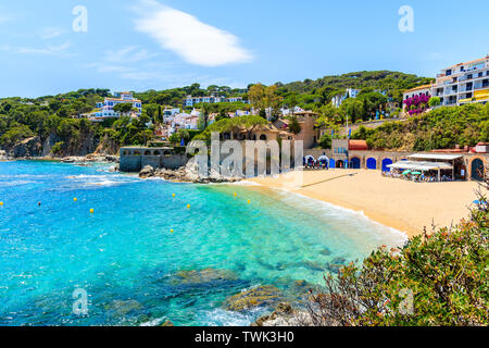 Super Strand von Calella de Palafrugell, malerischen Fischerdorf mit weißen Häusern und Sandstrand mit klarem, blauem Wasser, Costa Brava, Katalonien, Spanien Stockfoto