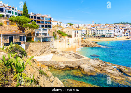 Super Strand von Calella de Palafrugell, malerischen Fischerdorf mit weißen Häusern und Sandstrand mit klarem, blauem Wasser, Costa Brava, Katalonien, Spanien Stockfoto