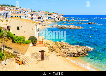 Super Strand von Calella de Palafrugell, malerischen Fischerdorf mit weißen Häusern und Sandstrand mit klarem, blauem Wasser, Costa Brava, Katalonien, Spanien Stockfoto