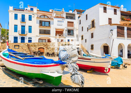 Traditionelle Fischerboote am Strand in Port Bo von Calella de Palafrugell, Costa Brava, Katalonien, Spanien Stockfoto