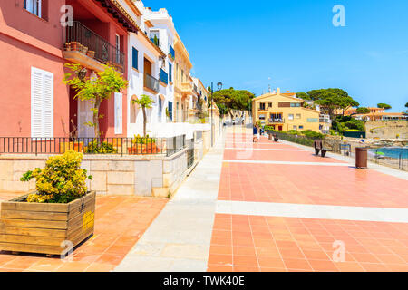 CALELLA DE PALAFRUGELL, SPANIEN - Jul 6, 2019: Bunte Häuser auf der Uferpromenade auf canadell Strand von Calella de Palafrugell, Costa Brava, Ca Stockfoto