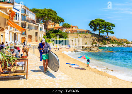 CALELLA DE PALAFRUGELL, SPANIEN - Jul 6, 2019: Mann, der Surfen auf canadell Strand von Calella de Palafrugell, Costa Brava, Katalonien, S Stockfoto