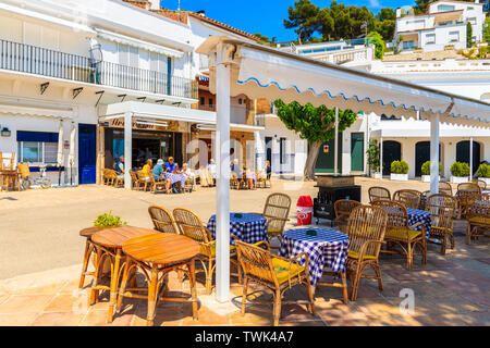 LLAFRANC, SPANIEN - Jul 6, 2019: Restaurant Tabellen auf der Straße von kleinen Fischerdorf Llafranc, an der Costa Brava, Spanien befindet. Stockfoto