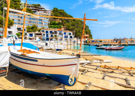 Angeln Boot am Strand im Hafen von Llafranc Dorf, Costa Brava, Spanien Stockfoto