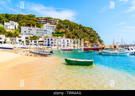 Angeln Boot am Strand im Hafen von Llafranc Dorf, Costa Brava, Spanien Stockfoto