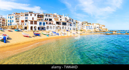 CALELLA DE PALAFRUGELL, SPANIEN - Jul 6, 2019: Panorama der tollen Strand im malerischen Fischerdorf mit weißen Häusern und Sandstrand mit klarem, blauem Wat Stockfoto