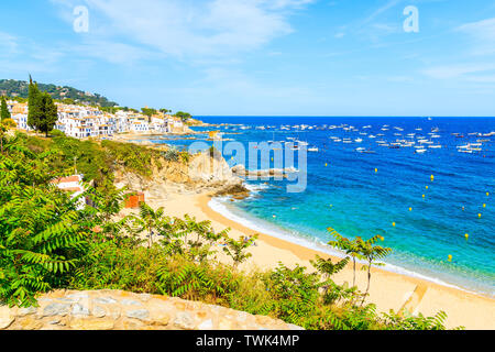 Super Strand von Calella de Palafrugell, malerischen Fischerdorf mit weißen Häusern und Sandstrand mit klarem, blauem Wasser, Costa Brava, Katalonien, Spanien Stockfoto