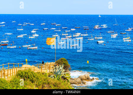 Flagge von Katalonien am Meer in Calella de Palafrugell, malerischen Fischerdorf mit weißen Häusern und Sandstrand mit klarem, blauem Wasser, Costa Brava, Stockfoto