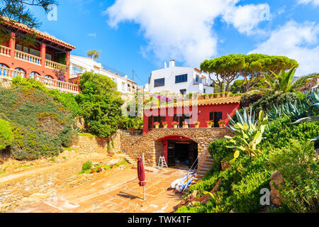 Kleines Fischerboot Dock im malerischen Hafen von Fornells Dorf, Costa Brava, Spanien Stockfoto