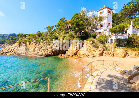 Schöner Strand mit kleinen Schloss auf einer Klippe im malerischen Dorf Fornells, Costa Brava, Spanien Stockfoto