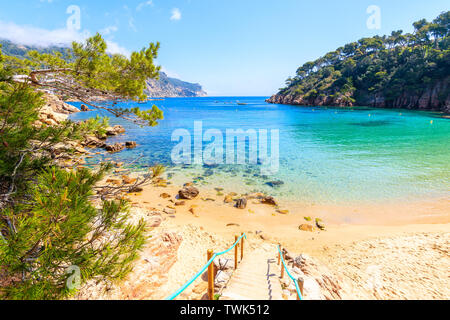 Schritte zum idyllischen Strand in der Nähe von Fornells und Aiguablava von Dorf, Costa Brava, Spanien Stockfoto