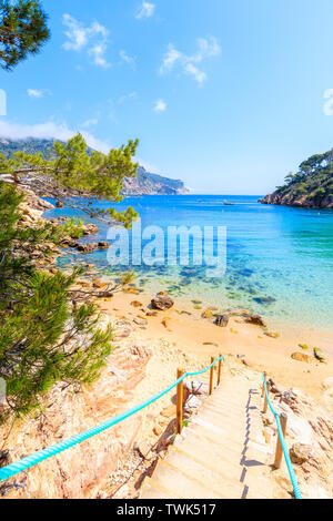 Schritte zum idyllischen Strand in der Nähe von Fornells und Aiguablava von Dorf, Costa Brava, Spanien Stockfoto