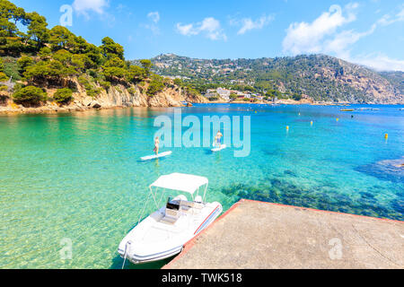 Boot auf idyllischen Strand in der Nähe von Fornells und Aiguablava von Dorf, Costa Brava, Spanien Stockfoto