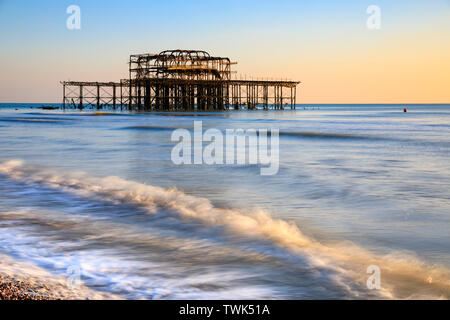 Die Reste von Brightons West Pier an einem Nachmittag im Januar erfasst. Stockfoto