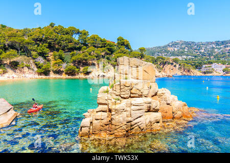 Kajak fahren auf dem idyllischen Strand in der Nähe von Fornells und Aiguablava von Dorf, Costa Brava, Spanien Stockfoto