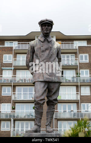 Statue von Charles Stewart Rolls in Dover, Kent. Rollen war die erste Person, die den Ärmelkanal zu überqueren und kehren in einem Signle Flug, am 2. Juni 1910. Stockfoto