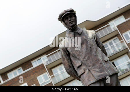 Statue von Charles Stewart Rolls in Dover, Kent. Rollen war die erste Person, die den Ärmelkanal zu überqueren und kehren in einem Signle Flug, am 2. Juni 1910. Stockfoto