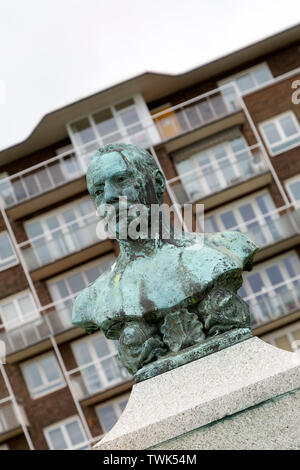 Büste von Captain Matthew Webb in Dover, Kent. Webb war die erste Person, die über den Ärmelkanal zu schwimmen, wobei 22 Stunden am 24. und 25. August 1875. Stockfoto