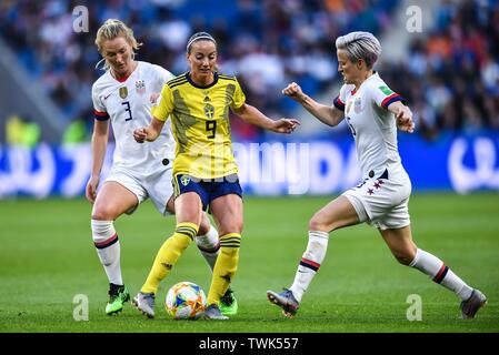 Kosovare Asllani, Mitte, der nationalen schwedischen Frauen Fußball-Mannschaft den Ball gegen Sam Mewis und Megan Rapinoe der nationalen Fußball der Vereinigten Staaten frauen Mannschaft in der dritten Runde der Gruppe F entsprechen, während die FIFA Frauen-WM Frankreich 2019 in Paris, Frankreich, 20. Juni 2019. In den Vereinigten Staaten kam der letzte, aber Aufzeichnung - Einstellung der Gruppenleiter die FIFA Frauen-WM Vorprägungen zu nach dem Sieg gegen Schweden 2:0 in Le Havre, Frankreich am Donnerstag machen. Stockfoto