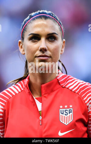 Alex Morgan der nationalen Fußball der Vereinigten Staaten frauen Team stellt sich vor der dritten Runde der Gruppe F gegen nationalen schwedischen Frauen Fußball-Nationalmannschaft während der FIFA Frauen-WM Frankreich 2019 in Paris, Frankreich, 20. Juni 2019. In den Vereinigten Staaten kam der letzte, aber Aufzeichnung - Einstellung der Gruppenleiter die FIFA Frauen-WM Vorprägungen zu nach dem Sieg gegen Schweden 2:0 in Le Havre, Frankreich am Donnerstag machen. Stockfoto