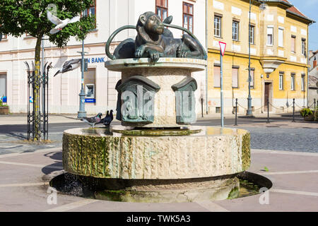 Statue von Vergebung und Gnade mit Tauben in Gödöllő, Ungarn. Bildunterschrift sagt: 'Du sollst nicht lassen Sie die Sonne mit ihrem Zorn' zu wechseln. Zwei Löwen liegen poudly Bac Stockfoto