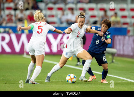 Nizza, Frankreich. Juni, 2019 19. Frankreich, Nizza, Stade de Nice, 19.06.2019, Fußball-FIFA-Fußballweltmeisterschaft der Damen - Japan - England Credit: Steph Houghton (England, #5), Lucy Bronze (England, Nr. 2) und Mana Iwabuchi (Japan, #8) Verbrauch weltweit/dpa/Alamy leben Nachrichten Stockfoto