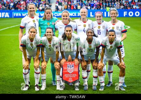 Spieler der Startaufstellung der nationalen Fußball der Vereinigten Staaten frauen Team für Fotos posieren vor im Wettbewerb gegen die deutsche Fußball-Nationalmannschaft in Schweden in der dritten Runde der Gruppe F entsprechen, während die FIFA Frauen-WM Frankreich 2019 in Paris, Frankreich, 20. Juni 2019. In den Vereinigten Staaten kam der letzte, aber Aufzeichnung - Einstellung der Gruppenleiter die FIFA Frauen-WM Vorprägungen zu nach dem Sieg gegen Schweden 2:0 in Le Havre, Frankreich am Donnerstag machen. Stockfoto