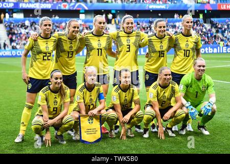 Spieler der Startaufstellung der nationalen schwedischen Frauen Fußball-Team für Fotos posieren vor im Wettbewerb gegen die deutsche Fußball-Nationalmannschaft der Vereinigten Staaten in der dritten Runde der Gruppe F entsprechen, während die FIFA Frauen-WM Frankreich 2019 in Paris, Frankreich, 20. Juni 2019. In den Vereinigten Staaten kam der letzte, aber Aufzeichnung - Einstellung der Gruppenleiter die FIFA Frauen-WM Vorprägungen zu nach dem Sieg gegen Schweden 2:0 in Le Havre, Frankreich am Donnerstag machen. Stockfoto