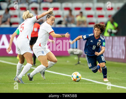 Nizza, Frankreich. Juni, 2019 19. Frankreich, Nizza, Stade de Nice, 19.06.2019, Fußball-FIFA-Fußballweltmeisterschaft der Damen - Japan - England Credit: Steph Houghton (England, #5), Lucy Bronze (England, Nr. 2) und Mana Iwabuchi (Japan, #8) Verbrauch weltweit/dpa/Alamy leben Nachrichten Stockfoto