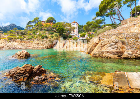 Blick auf den Strand und den kleinen Schloss in Fornells Dorf, Costa Brava, Spanien Stockfoto