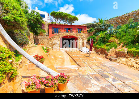 Kleines Fischerboot Dock im malerischen Hafen von Fornells Dorf, Costa Brava, Spanien Stockfoto