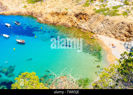 Boote in wunderschönen Meerblick Bucht mit Strand in der Nähe von Sa Tuna Dorf, Costa Brava, Spanien Stockfoto