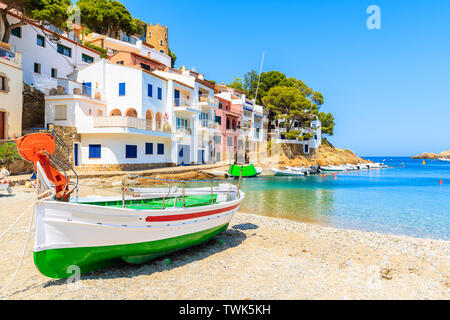 Traditionellen Fischerboot am Strand in Sa Tuna Dorf an der Küste der Costa Brava, Spanien Stockfoto