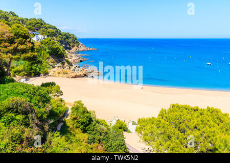 Malerische Bucht mit Sandstrand in Sa Riera, Costa Brava, Spanien Stockfoto