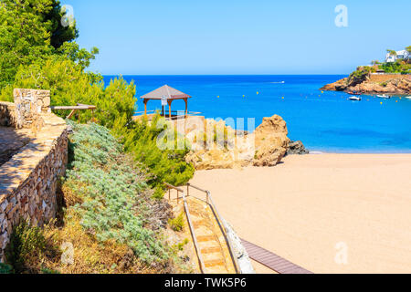 Malerische Bucht mit Sandstrand in Sa Riera, Costa Brava, Spanien Stockfoto