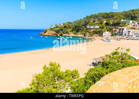 Malerische Bucht mit Sandstrand in Sa Riera, Costa Brava, Spanien Stockfoto