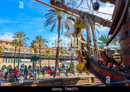 Genua, Italien - 9. MÄRZ 2019: Piratenschiff aus dem Film Pirates von Roman Polanski im Hafen, Genua, Italien Stockfoto