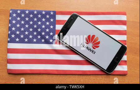 Maski, Indien - 21. Juni 2019: Huawei-Logo auf dem Bildschirm des mobilen auf US-Flagge. Stockfoto