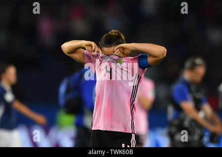 Paris, Frankreich. Juni, 2019 19. Rachel Corsie (Schottland) (4) zieht das Trikot über den Kopf, 19.06.2019, Paris (Frankreich), Fußball, Wm 2019 die FIFA Frauen, Schottland - Argentinien, FIFA-BESTIMMUNGEN VERBIETEN DIE VERWENDUNG DER FOTOGRAFIE ALS BILD-SEQUENZEN UND/ODER QUASI-VIDEO. | Verwendung der weltweiten Kredit: dpa/Alamy leben Nachrichten Stockfoto