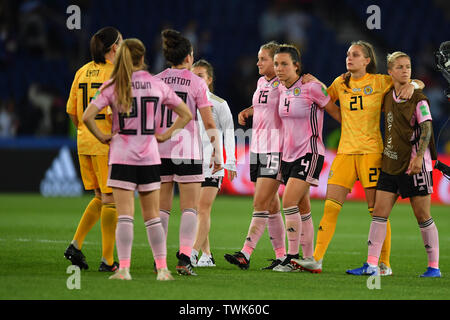 Paris, Frankreich. Juni, 2019 19. Schottinnen Arm in Arm, 19.06.2019, Paris (Frankreich), Fußball, Wm 2019 die FIFA Frauen, Schottland - Argentinien, FIFA-Bestimmungen verbieten die Verwendung von Fotografien als BILDSEQUENZEN UND/ODER QUASI-VIDEO. | Verwendung der weltweiten Kredit: dpa/Alamy leben Nachrichten Stockfoto