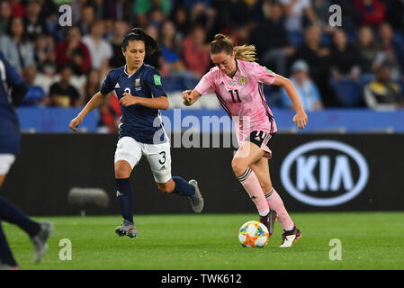 Paris, Frankreich. Juni, 2019 19. Eliana Noemi Stabile (Argentinien) (3) Folgt Lisa Evans (Schottland) (11), 19.06.2019, Paris (Frankreich), Fußball, Wm 2019 die FIFA Frauen, Schottland - Argentinien, FIFA-Bestimmungen verbieten die Verwendung von Fotografien als BILDSEQUENZEN UND/ODER QUASI-VIDEO. | Verwendung der weltweiten Kredit: dpa/Alamy leben Nachrichten Stockfoto